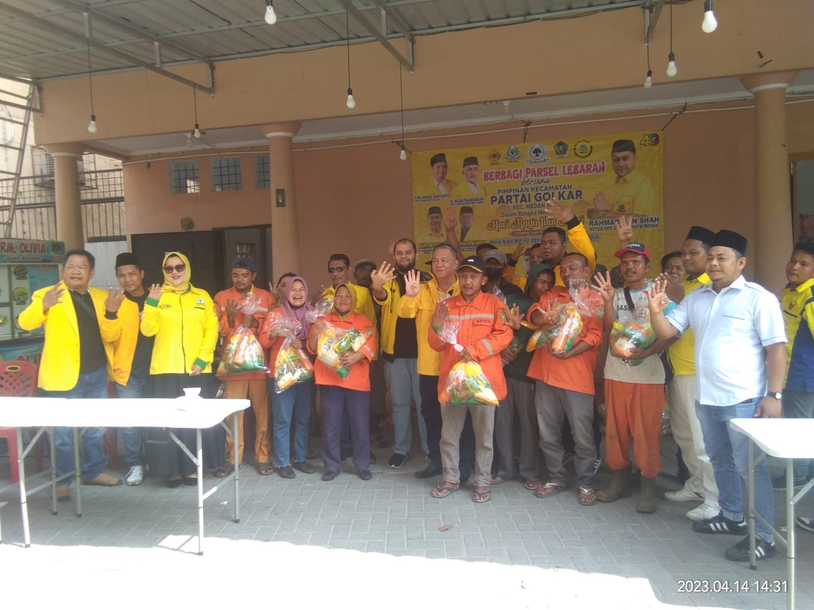 Perduli ‘Pahlawan’ Kebersihan, Komunitas Satu Hati & PK Golkar Medan Area Berikan Parcel Sembako
