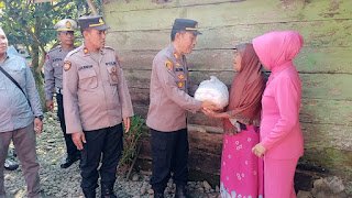 Kapolsek Kuala Beri Bantuan Sembako Kepada Warga