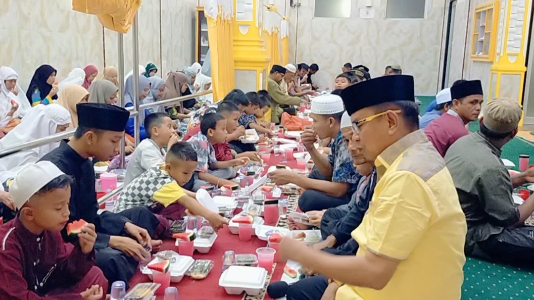 Wakil Ketua DPRD Kota Sibolga Bukber di Masjid Al Jamil