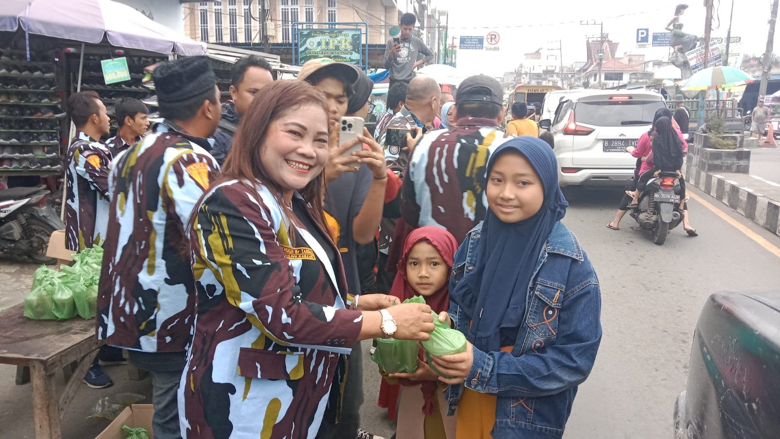 Merawat Kerukunan Antar Umat Beragama, DPD IPK Karo berbagi Takjil di Bulan Ramadhan