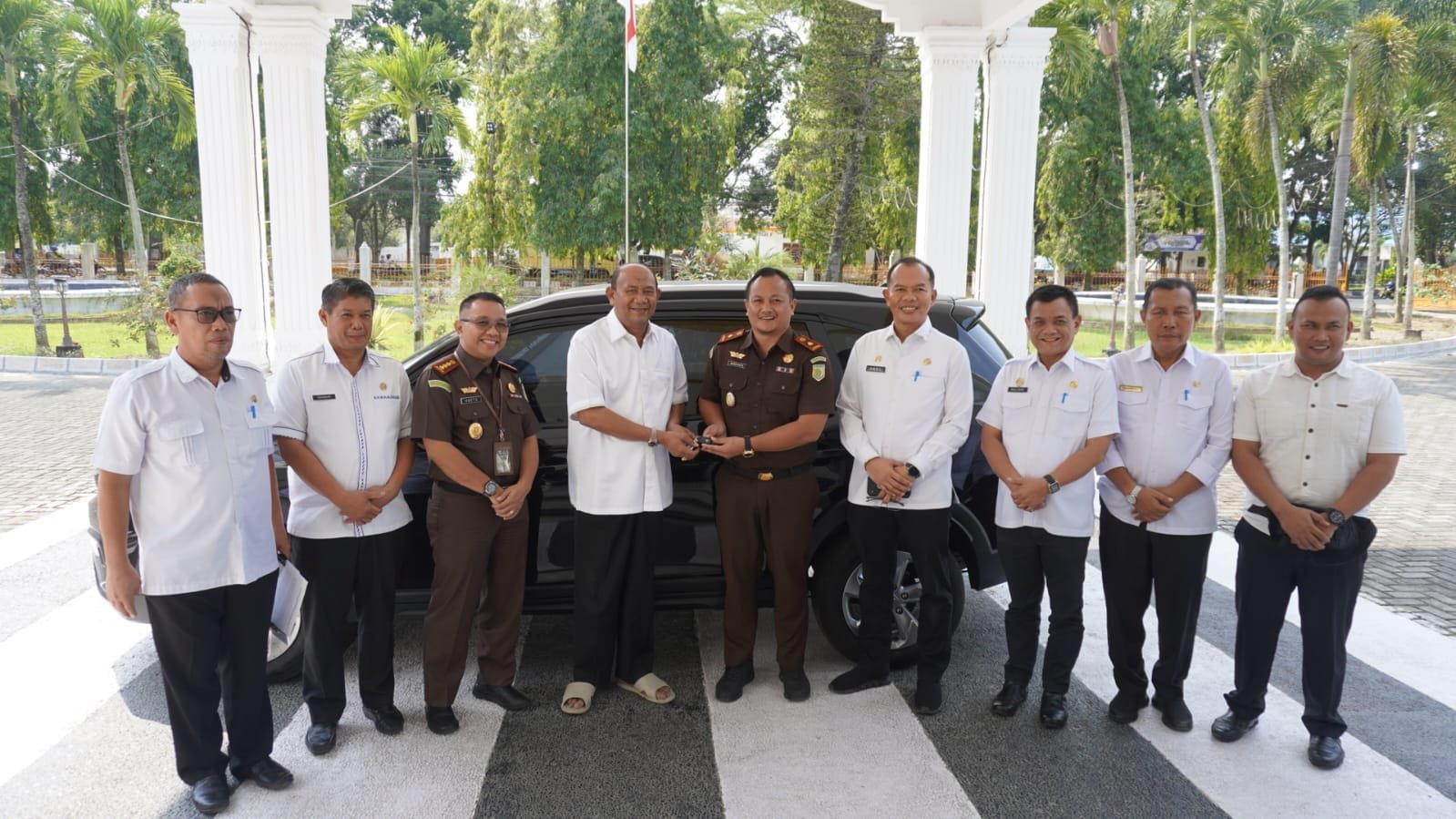 Afandin Serahkan Satu Mobil Operasional Kepada Kacabjari Pangkalan Berandan