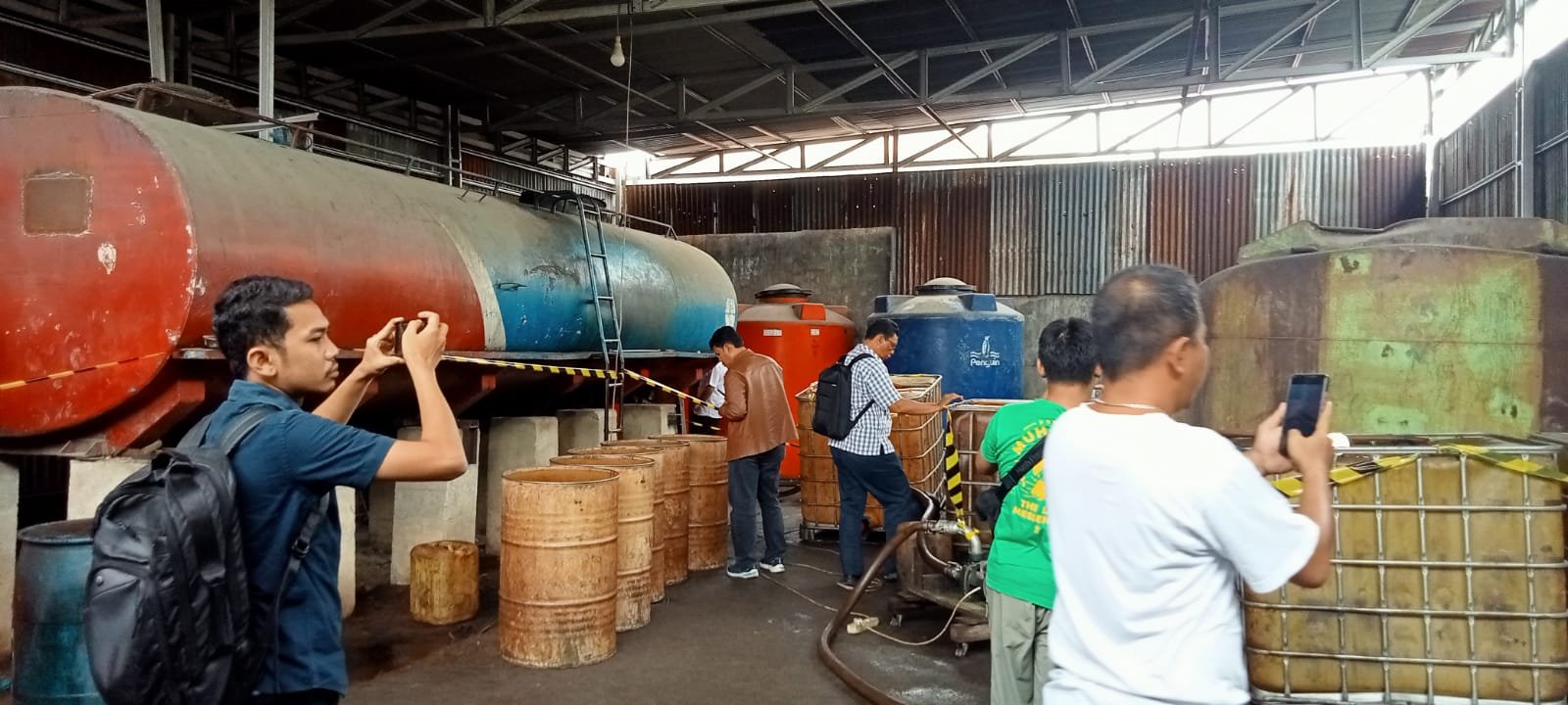 Polda Sumut Geledah Gudang Minyak Diduga Oplosan Milik AKBP Achiruddin Hasibuan, Ditemukan Tiga Tangki Besar