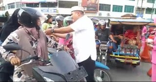 Indahnya Berbagi di Bulan Ramadhan, Kasat Intelkam Polres Labuhanbatu Turun Langsung Bagikan Takzil Kepada Masyarakat