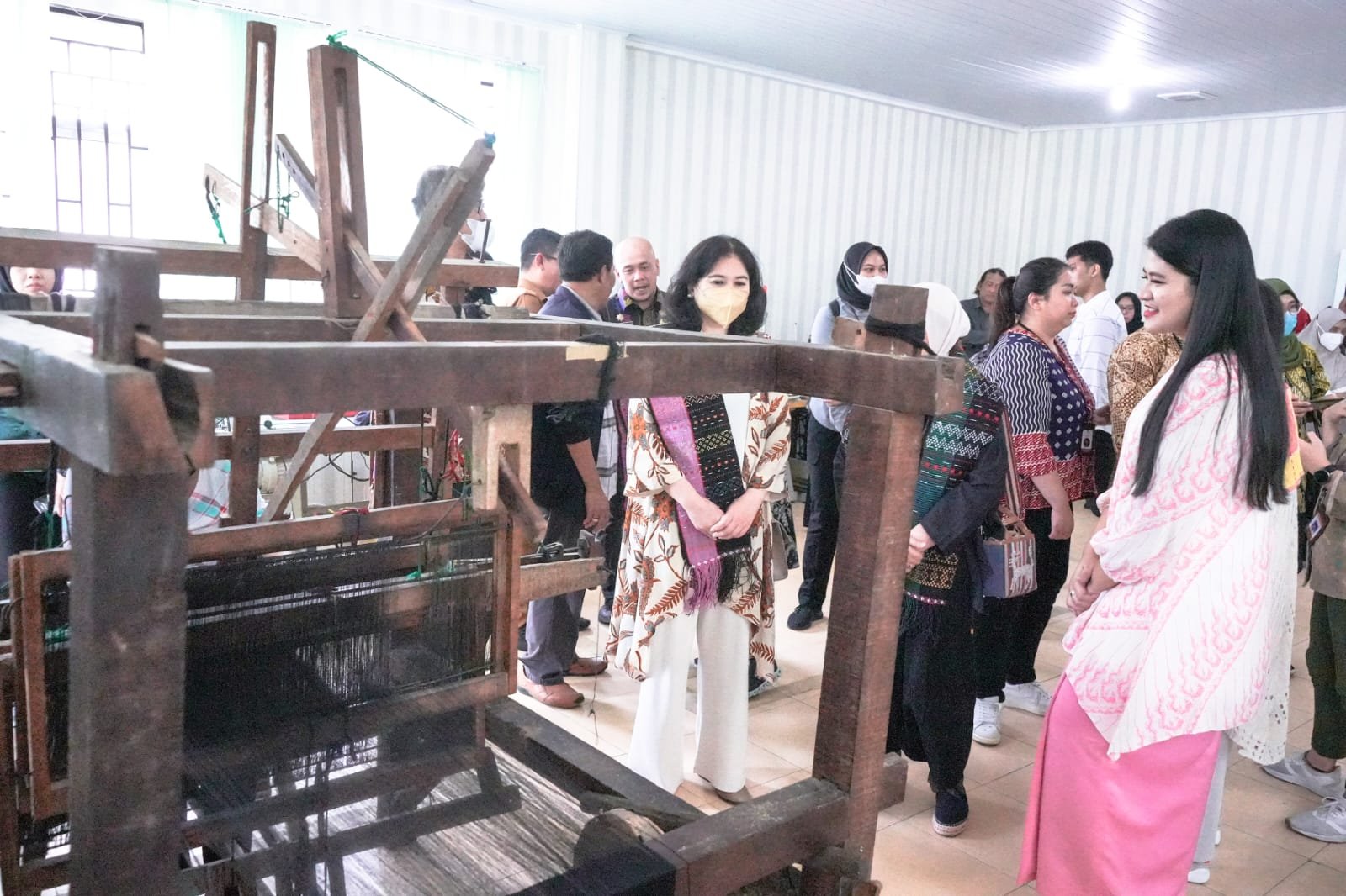 Kahiyang Ayu dan Pengurus Dekranas Tinjau Pelatihan Tenun Dekranasda Medan