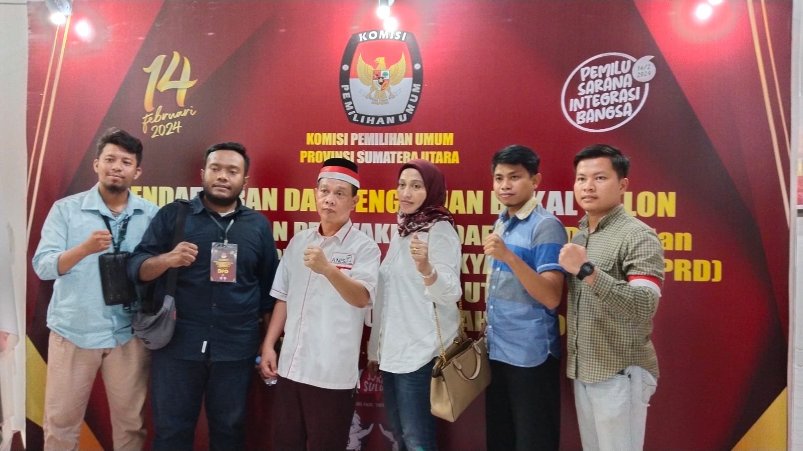 Ikhwaluddin Simatupang Pengawas JMI Serahkan Berkas Pendaftaran Bacalon DPD RI ke KPU Sumut