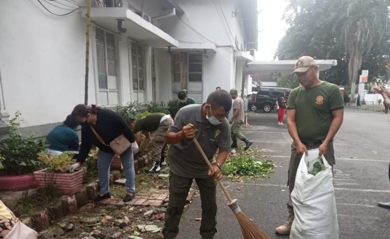 Satpol PP dan Dokter RS Pringadi Gotong Royong Bersihkan Areal Rumah Sakit