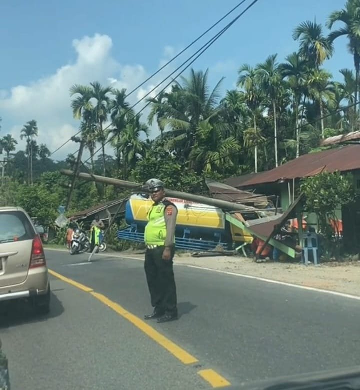 Truk Tangki Air Tabrak Tiang Listrik Jalur Berastagi-Medan Macat