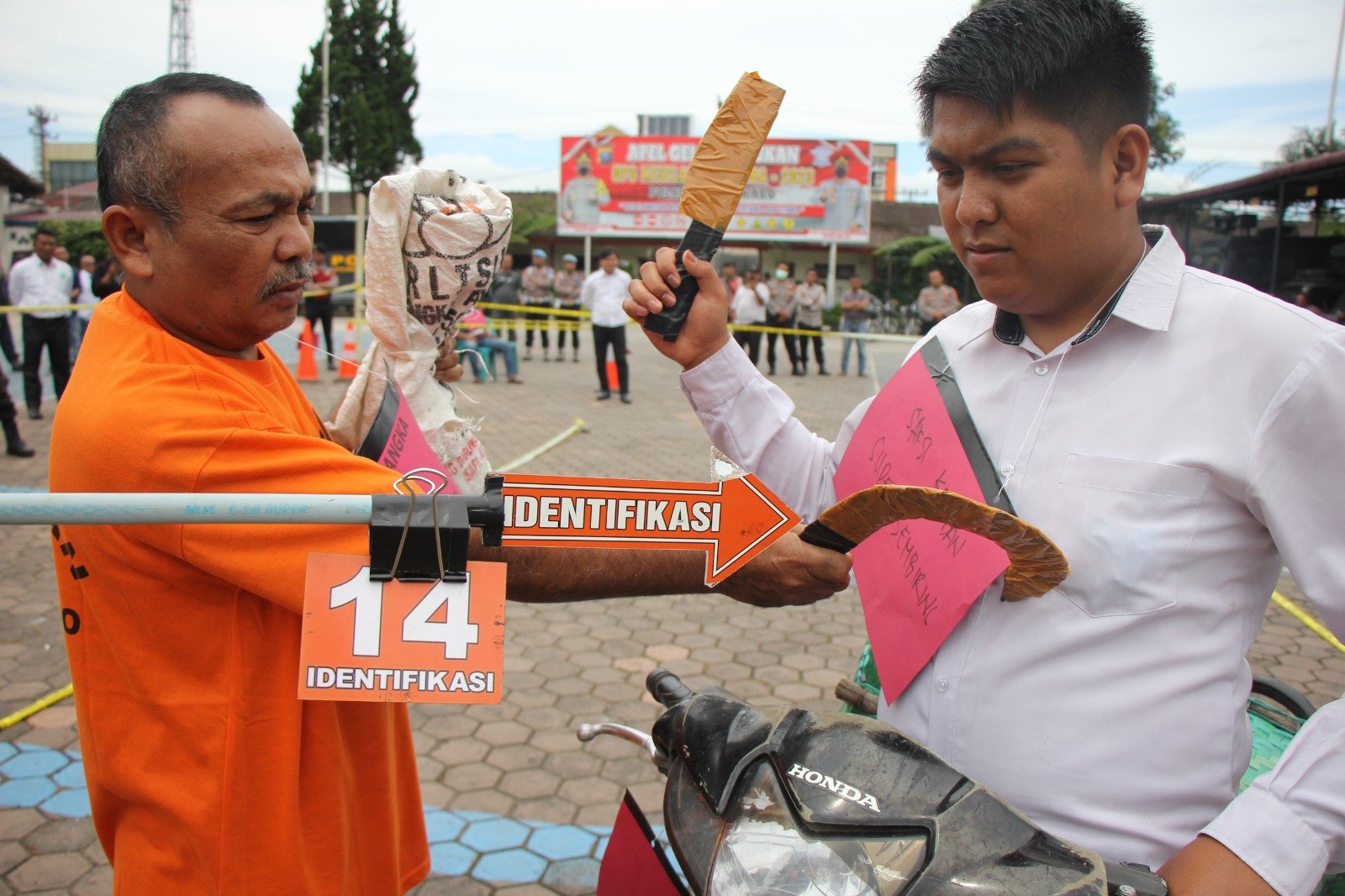 Polres Tanah Karo Gelar Rekonstruksi Pembunuhan di Desa Susuk, Pelaku : “Saya Sakit Hati  Lokasi Tempat  Ngarit  Saya Sudah Diarit Korban Deluan”
