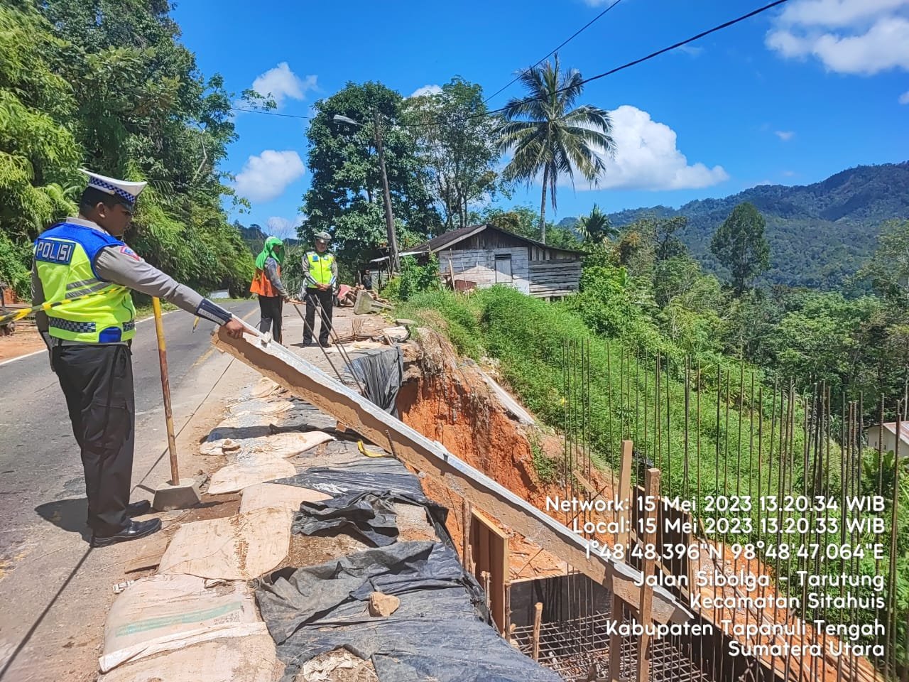 Sat Lantas Polres Tapteng Monitoring Perbaikan Jalan Longsor di Jalan Lintas Sibolga -Tarurung