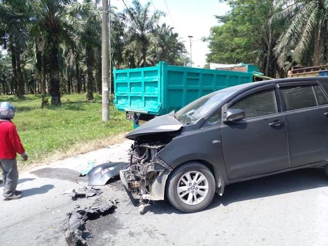 Brakkk! Innova ASN Pemkab Sergai dan Colt Diesel Laga Kambing, Sopir Truk Dibawa ke Rumah Sakit
