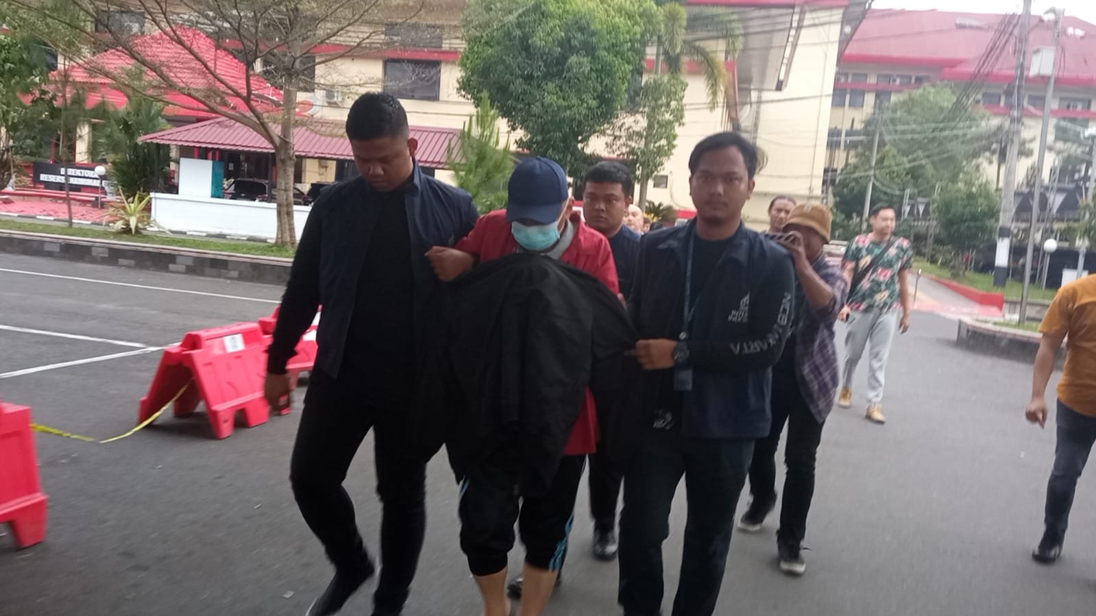 Pam Presiden, Pelimpahan Tersangka Mafia Tanah Ditunda