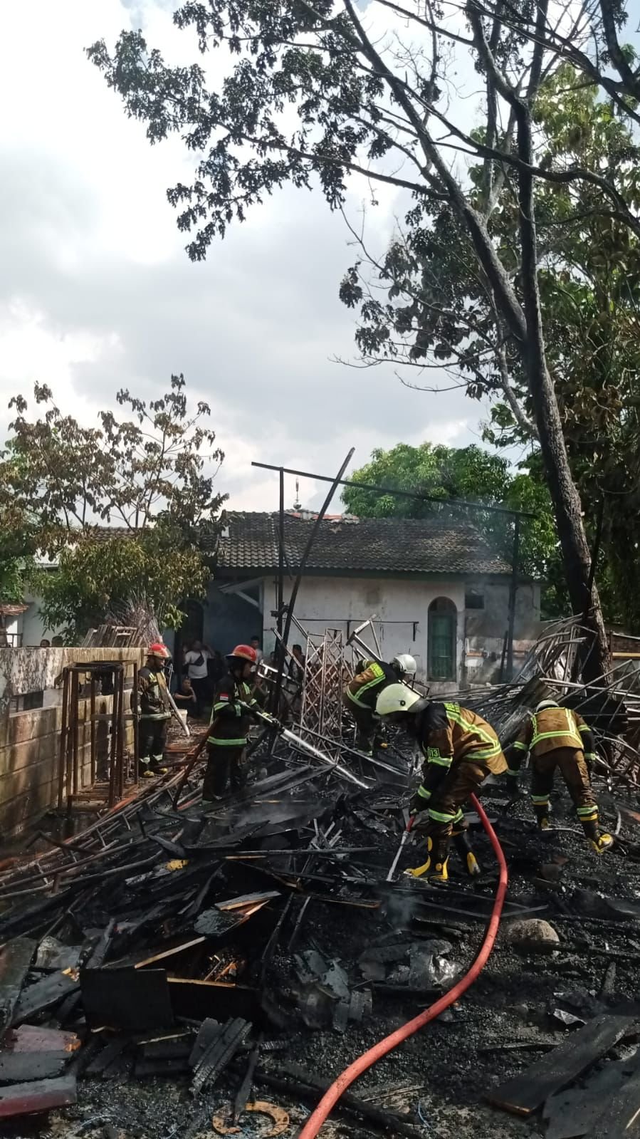 Gudang di Karya Wisata 1 Ludes Terbakar