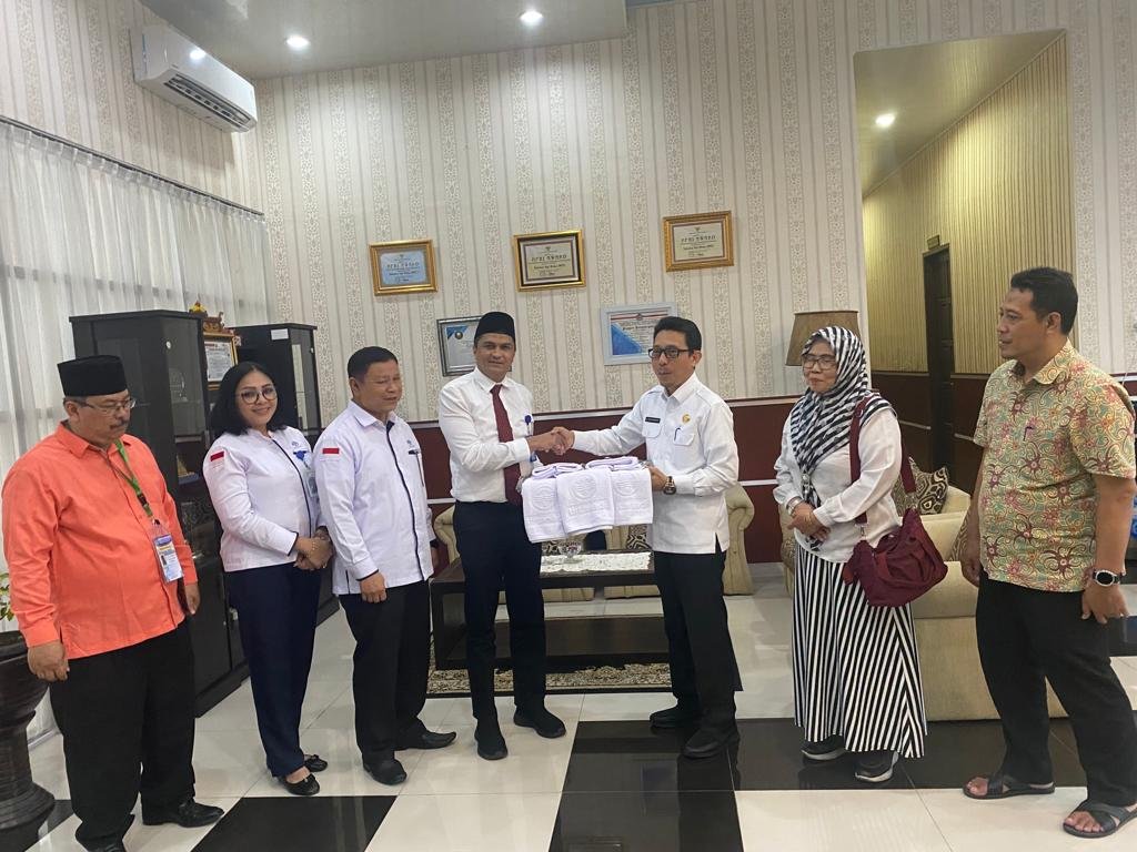 Kabir Bedi Bagikan 8500 Handuk untuk Jamaah Haji Sumut Embarkasi Medan