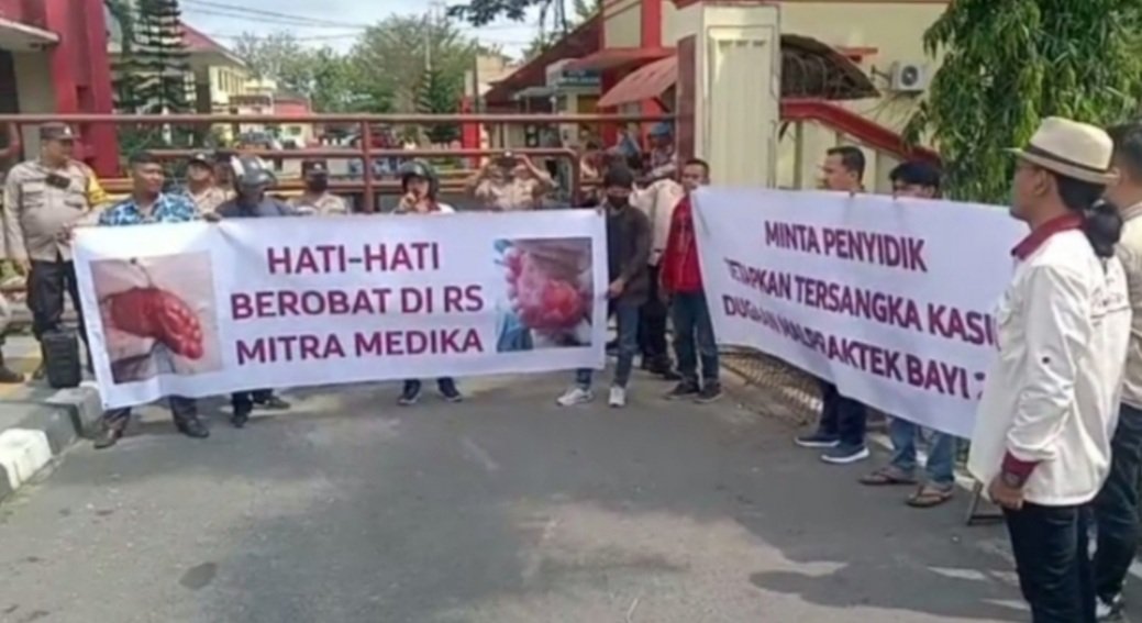Dinilai Lamban, Poldasu Didemo Terkait Dugaan Malpraktik Bayi di RS Mitra Medika