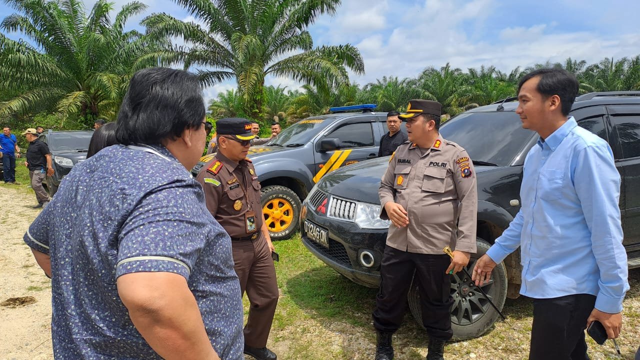 Kapolres Langkat Pimpin  Pengamanan Sidang Lapangan Tindak Pidana Pembunuhan Berencana di Desa Besilam Bukit Lembasah