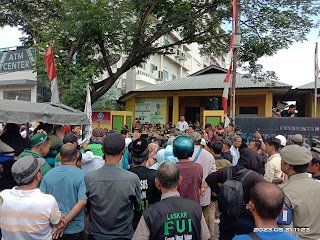 Ratusan Umat Muslim dan Warga Geruduk Kantor Lurah Tanah 600, Tolak Suzuya Plaza Dijadikan Tempat Ibadah
