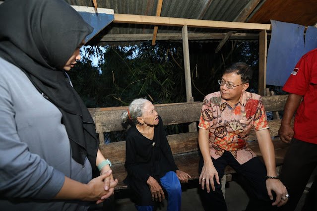 Hasyim Kunjungi Nek Sarti Yang Ditelantarkan Keluarga