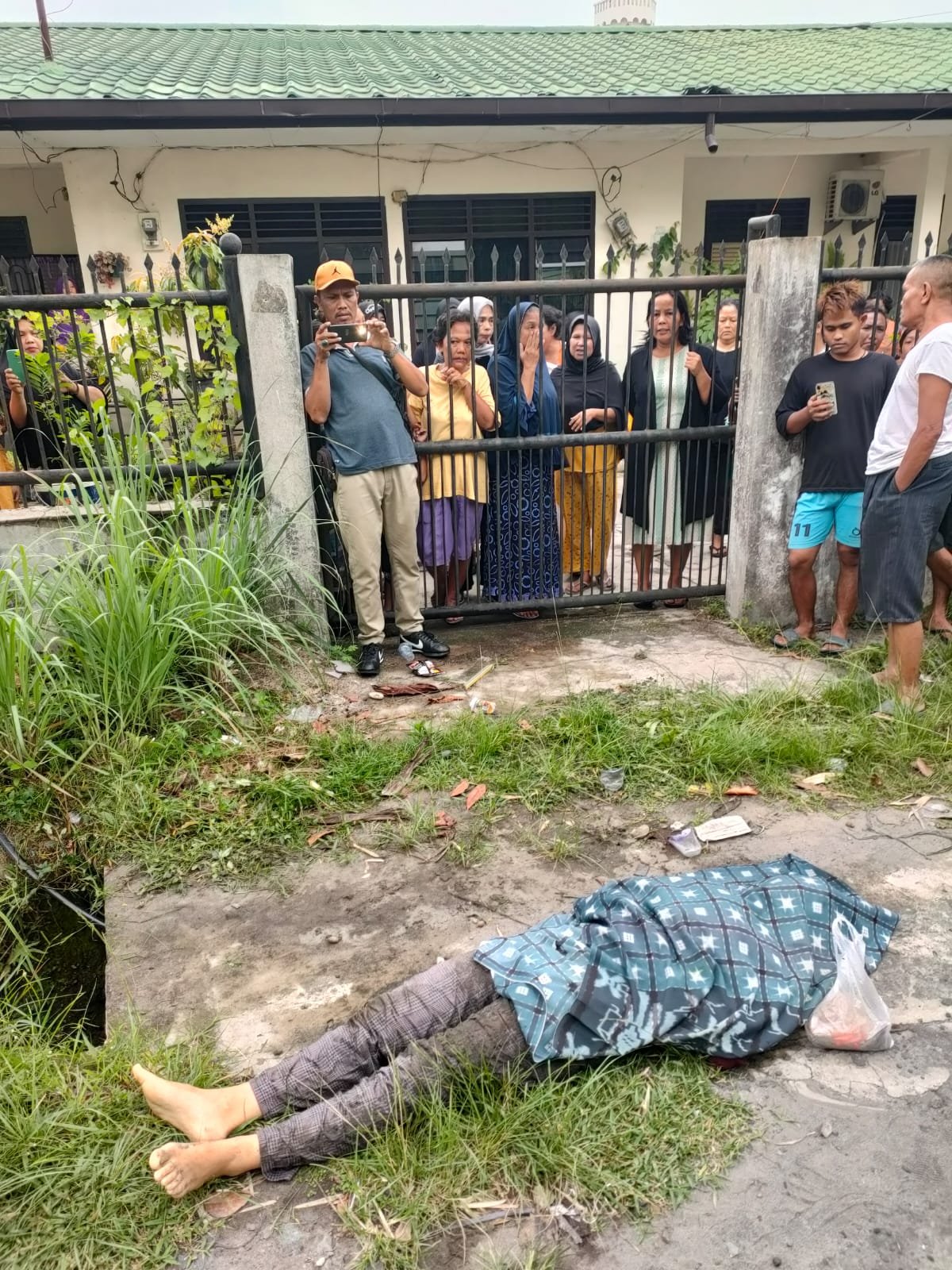 Wanita Pengendara Motor Tewas Masuk Parit