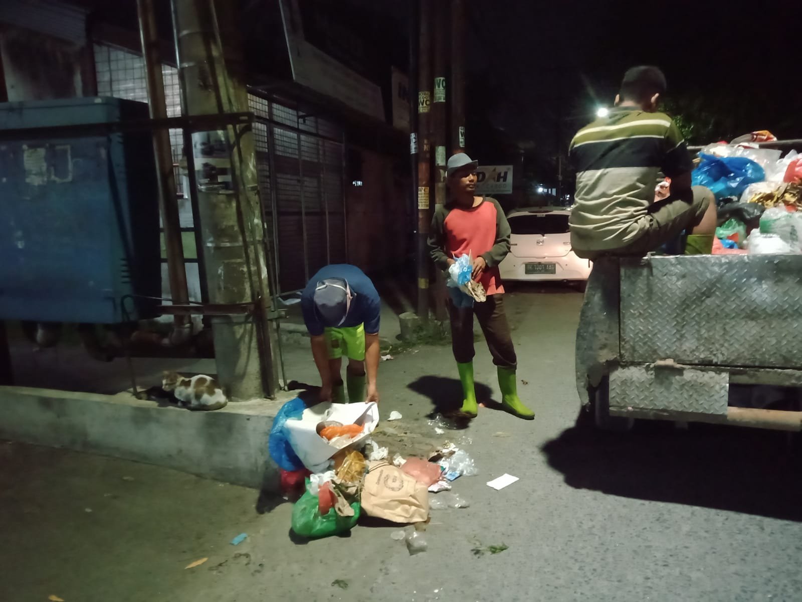 Kecamatan Medan Helvetia Sisir Sampah Liar Mulai Malam Hingga Dini Hari