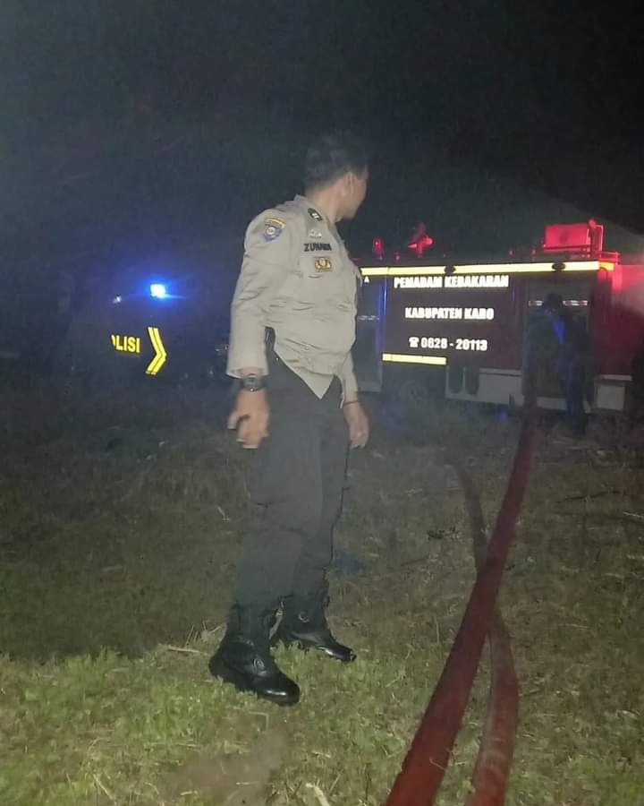 Polres Tanah Karo Bantu Padamkan Api Yang Membakar Lahan di Doulu