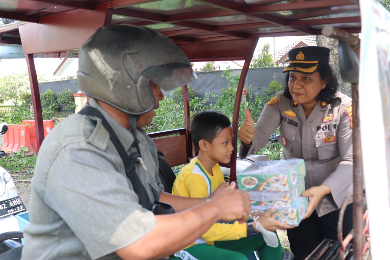 Jumat Berkah,Polwan Polres Langkat Melaksanakan Bakti Sosial.