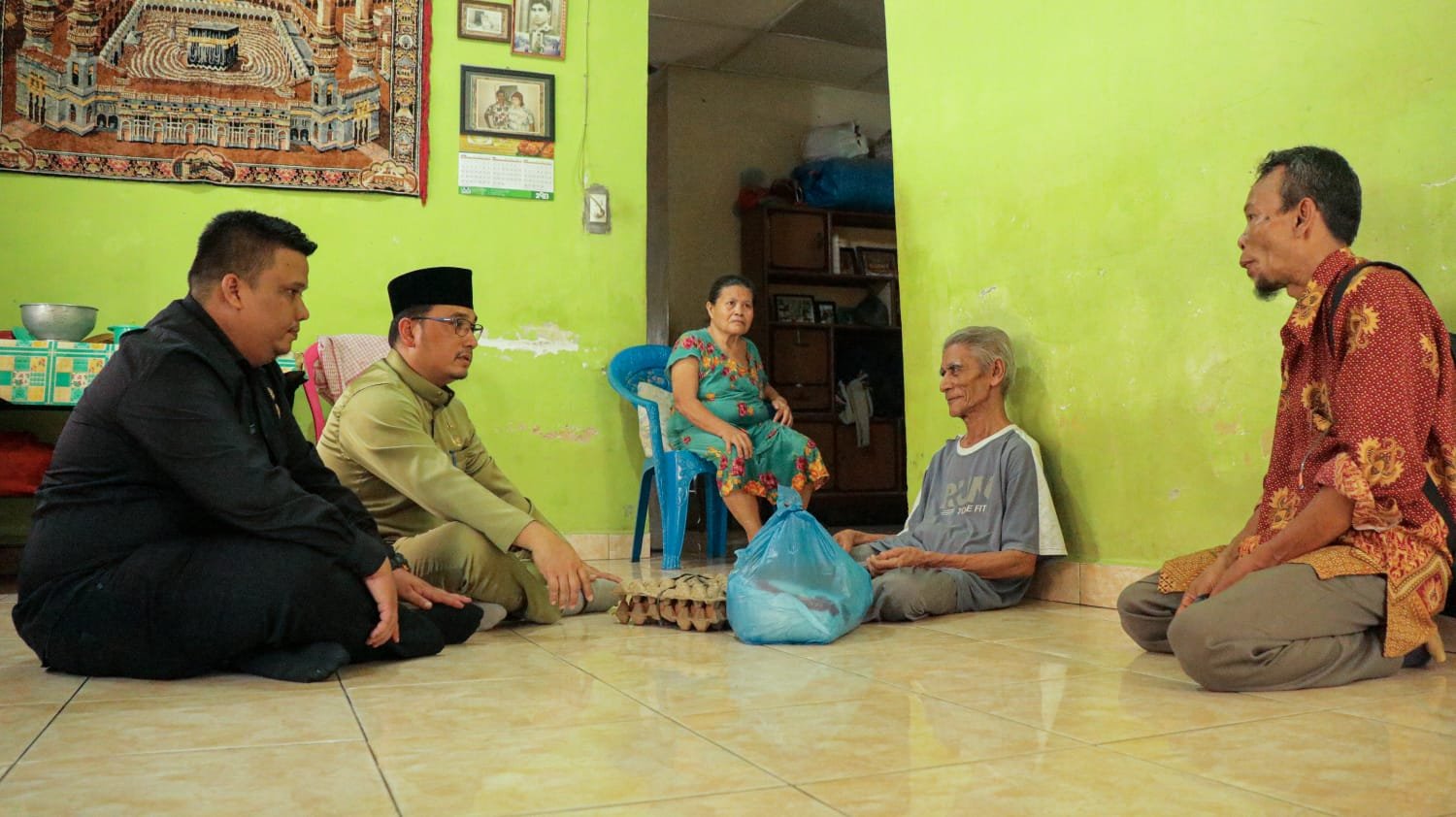 Tiap Jumat Warga Kurang Mampu di Medan Timur Dapat Berkah Timbangan Emas