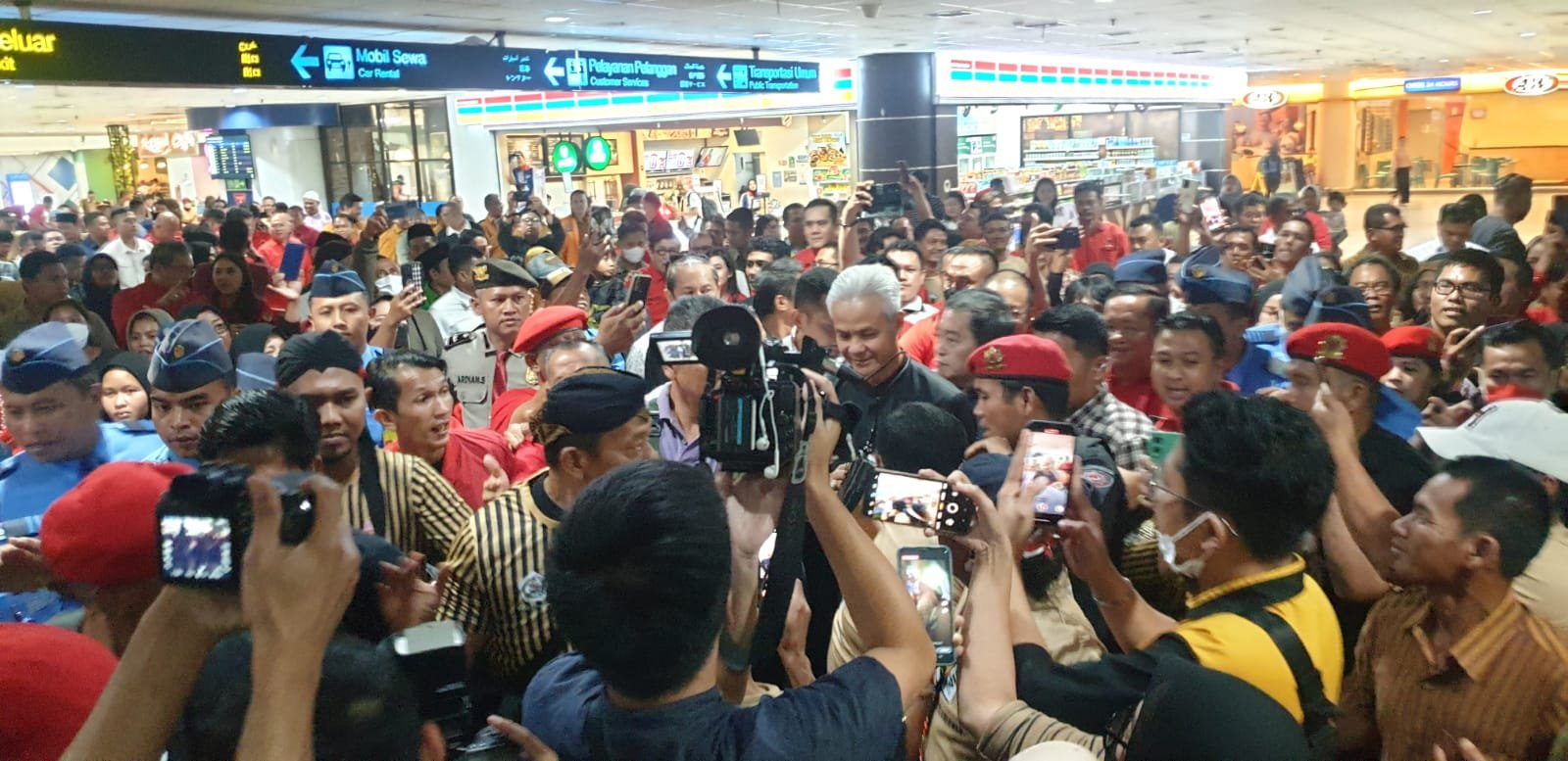 Teriakan Ganjar Presiden Menggema Setiba di Bandara Kualanamu
