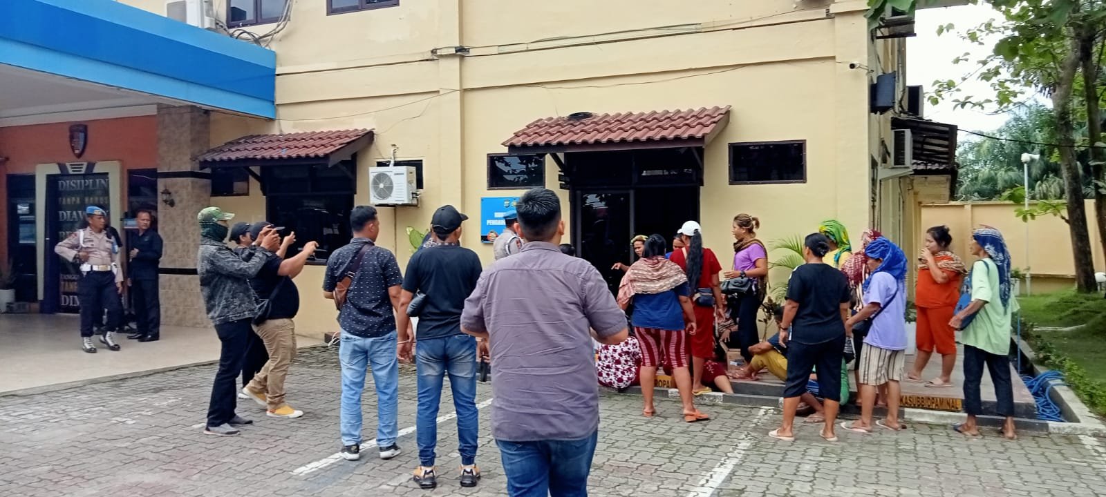 Puluhan Emak-emak Datangi Mapolda Sumut