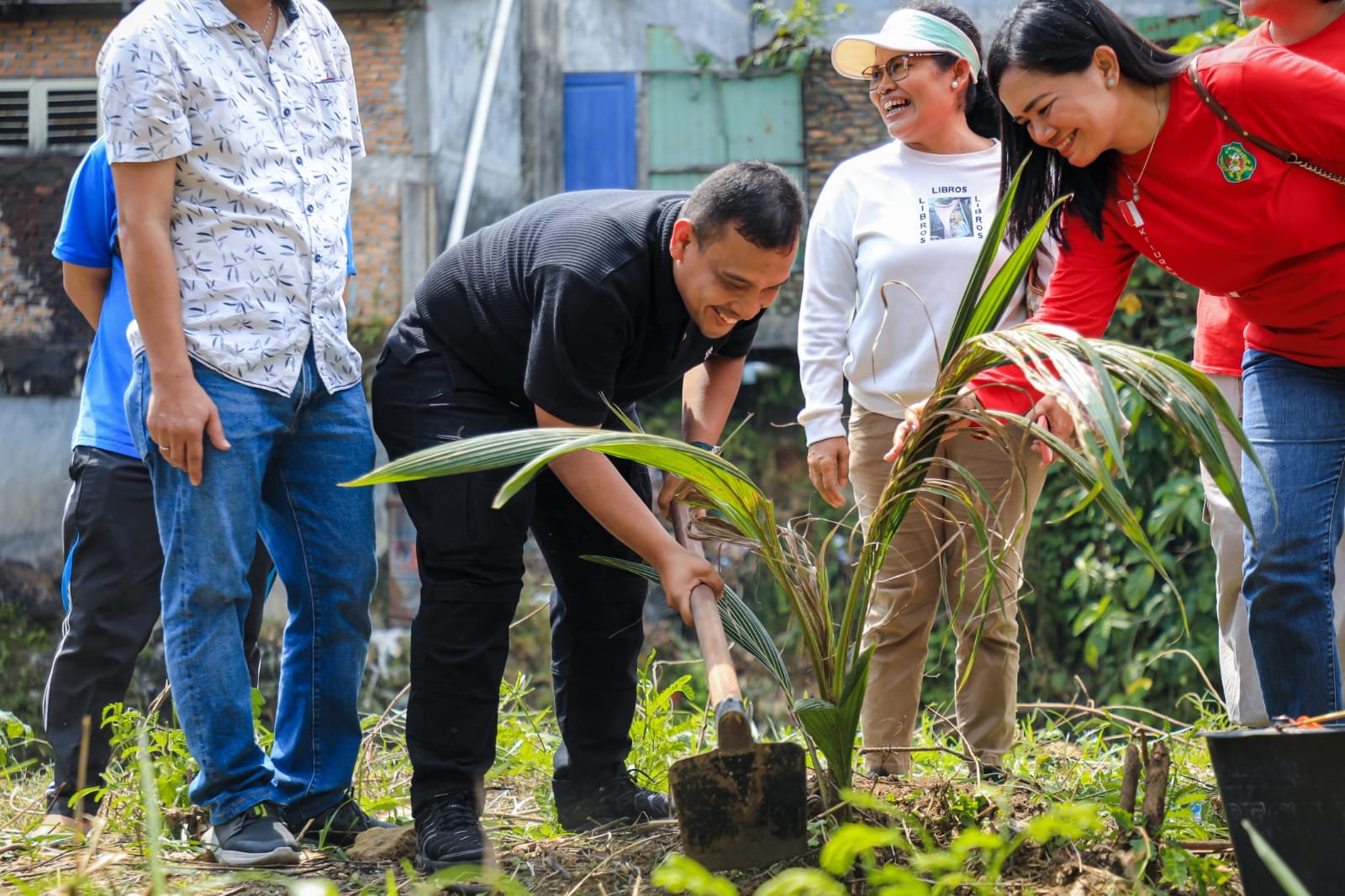 Dukung Pemko Medan Lestarikan Lingkungan, Tim Merdang Merdem Lakukan Aksi Bersih Sungai dan Penanaman Pohon