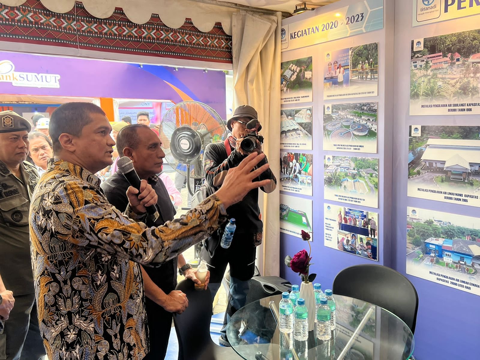 Kabir Bedi Beri Penjelasan kepada Gubsu saat Berkunjung ke Stand  Perumda Tirtanadi