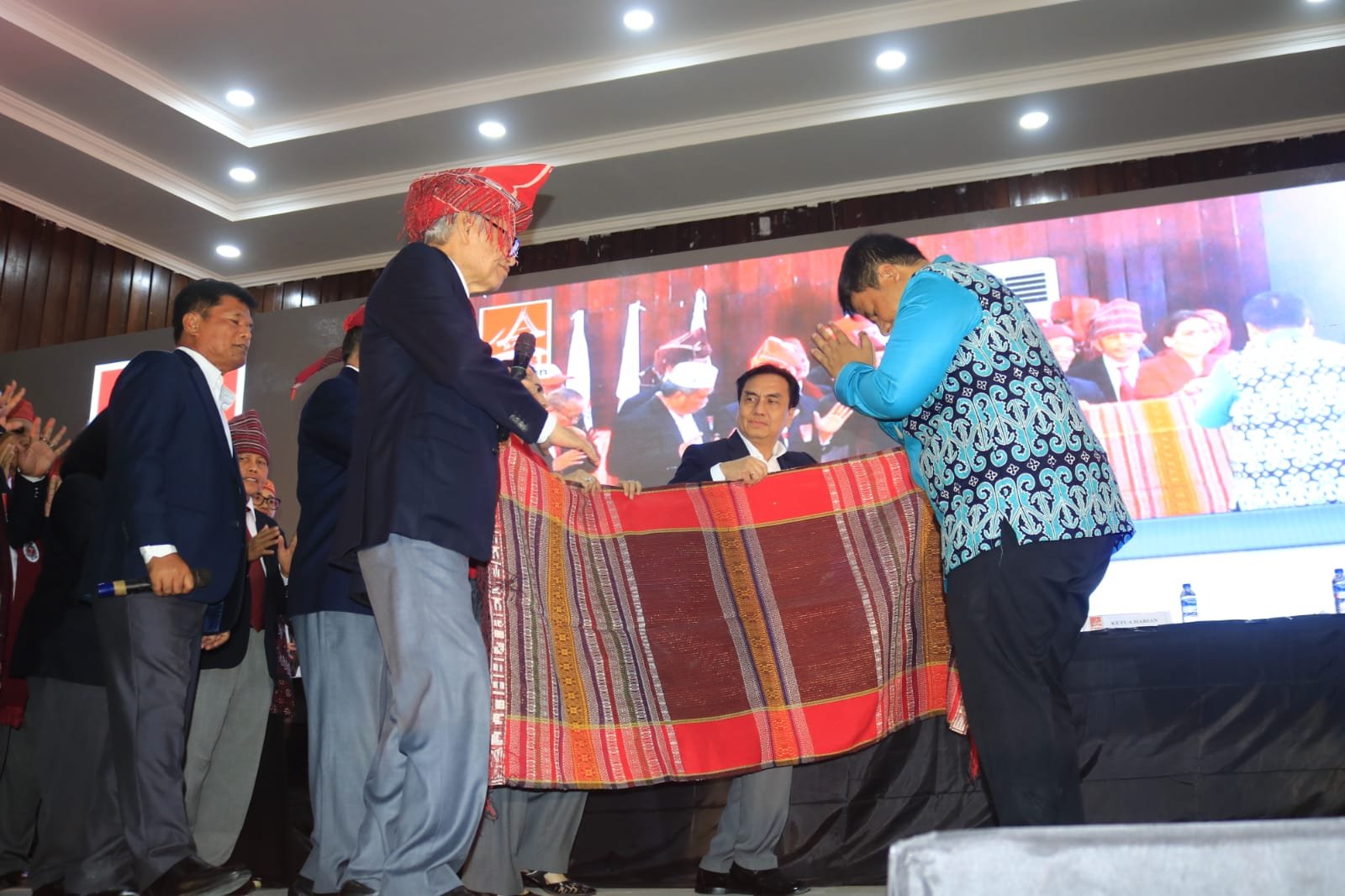 Bupati Samosir Terima Cinderamata dari Ketum PSBI