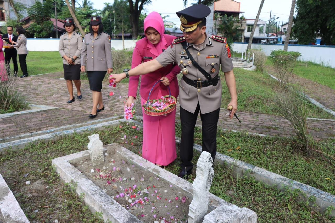 Peringati Hari Bhayangkara ke-77, Polresta Deli Serdang Ziarahi Makam Pahlawan