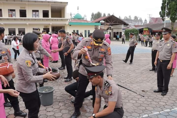 Kapolres Tanah Karo Pimpin Upacara Kenaikan Pangkat 31 Personel