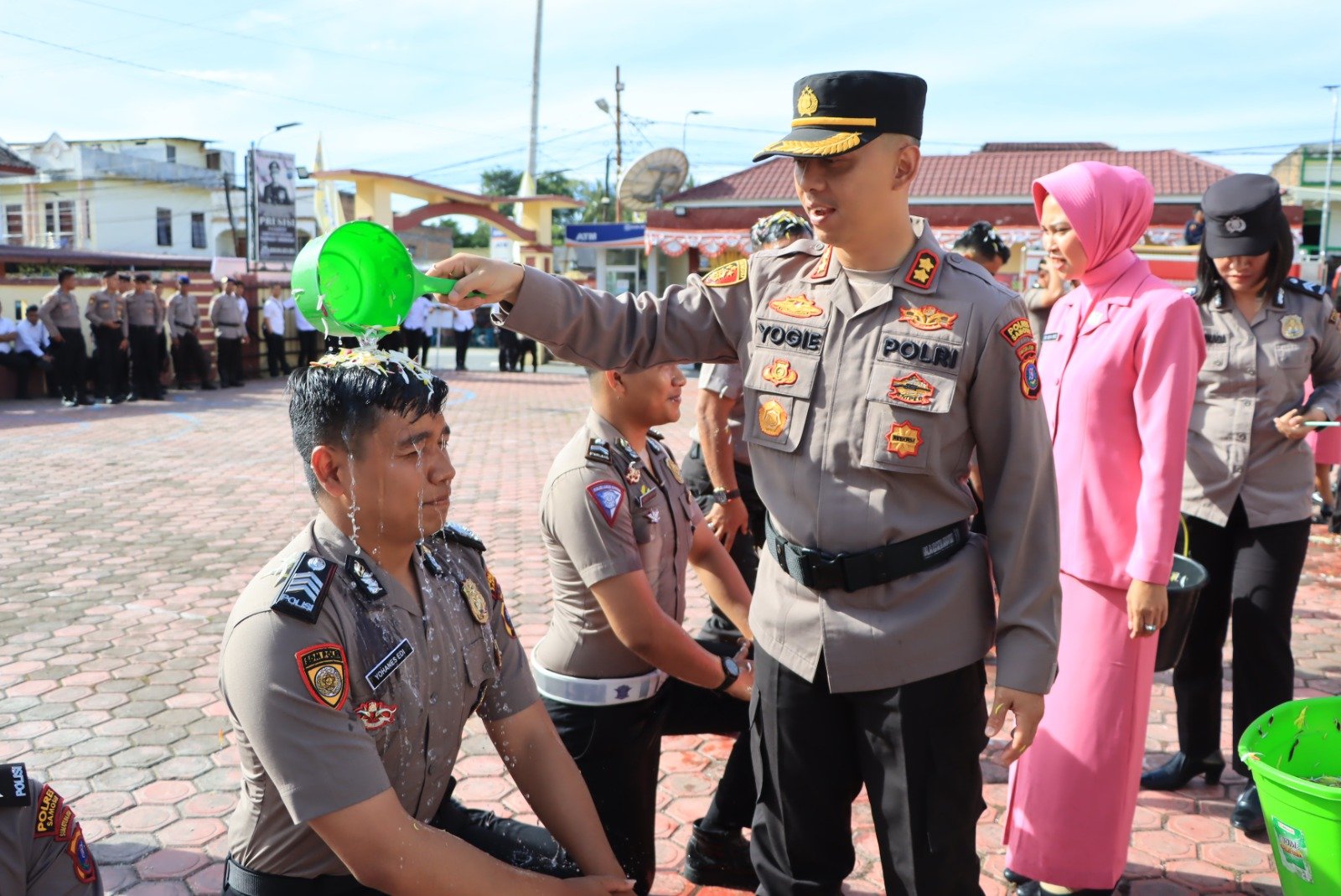 Kapolres Samosir Pimpin Upacara Kenaikan Pangkat 18 Personil