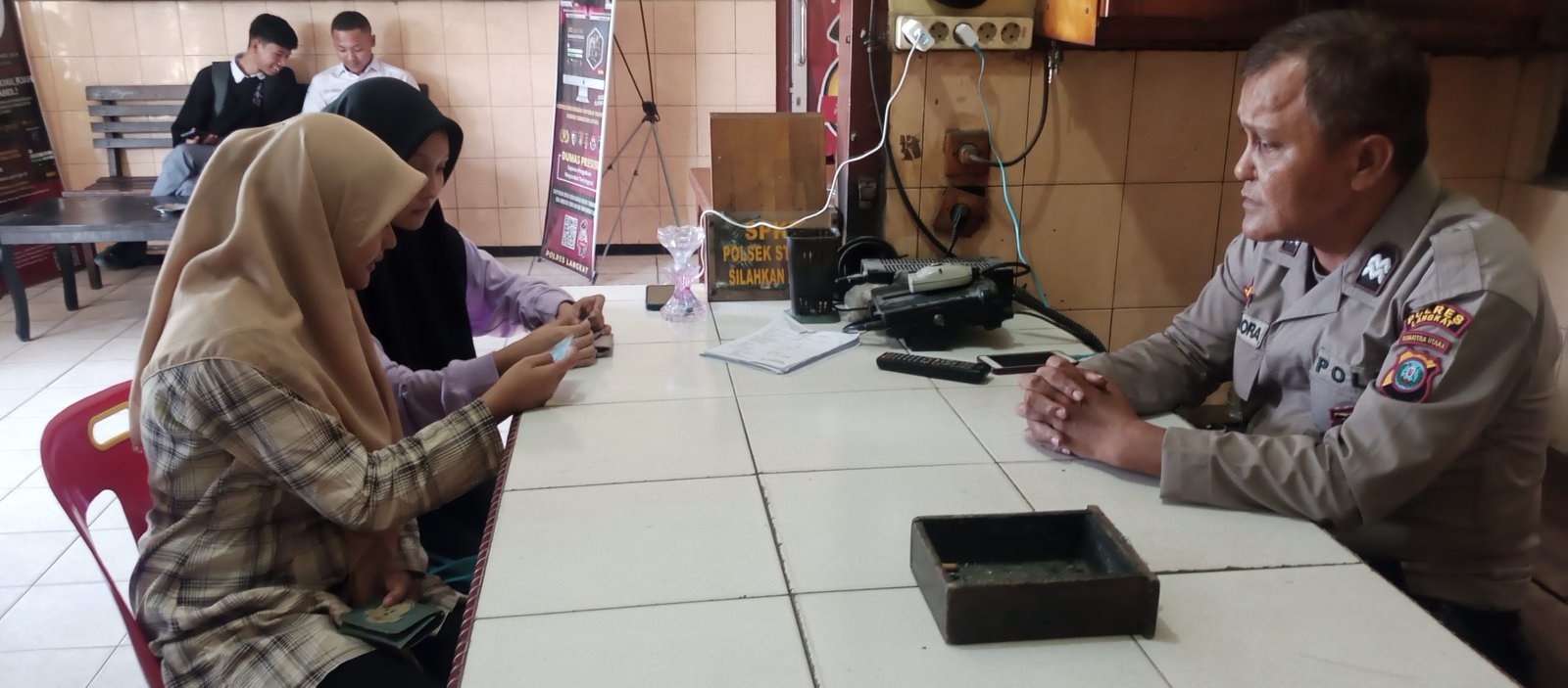 Pundak Dua ABG di Tepuk, 2 Handphone Melayang