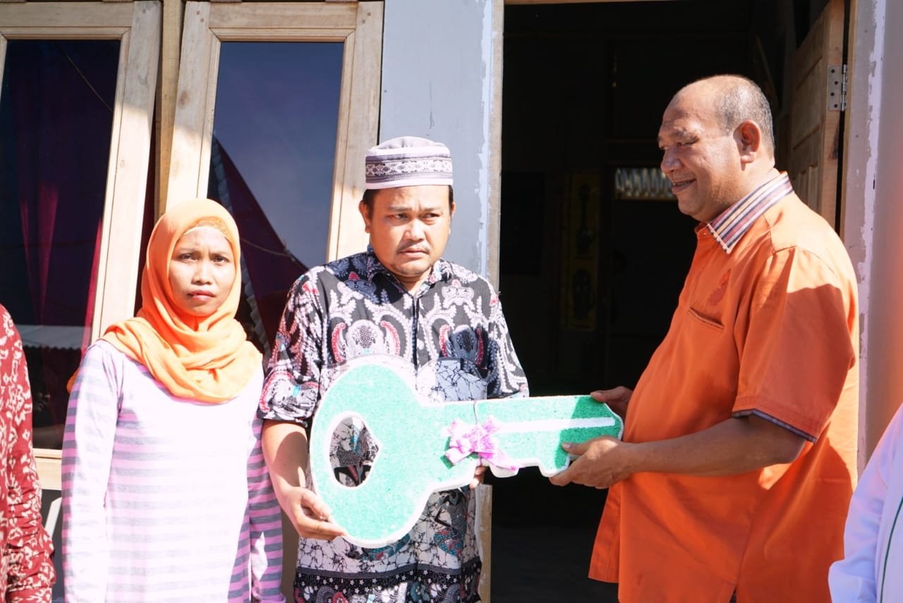 Serahkan Kunci Bedah Rumah, Sepanjang Sejarah Baru Syah Afandin Terbanyak Anggarkan Perbaikan Jalan Rp150 M