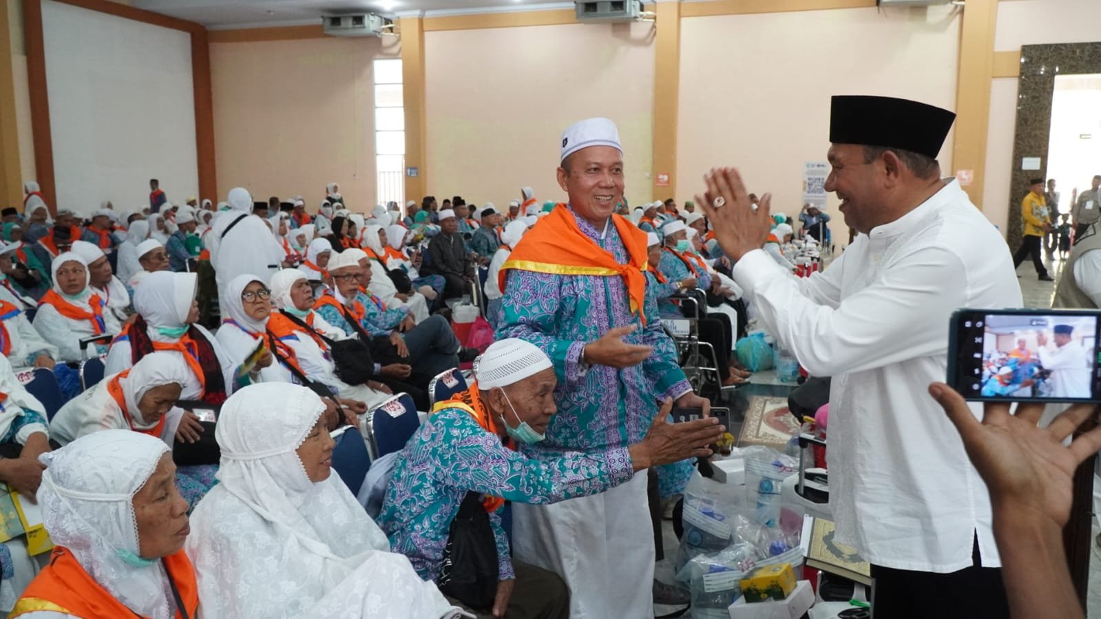 Kepulangan Jamaah Haji Langkat Langsung Disambut Syah Afandin
