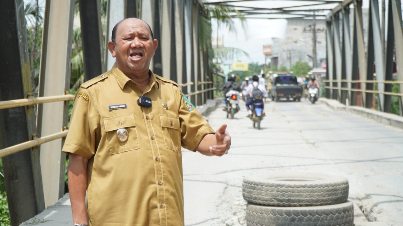 Plt Bupati Langkat Minta Dinas PUPR Sumut Segera Perbaiki Jembatan Batang Serangan