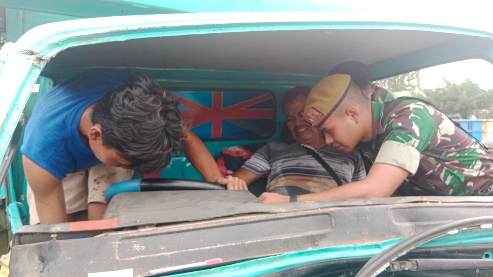 Aksi Sigap Prajurit  Yonarmed 2/KS Selamatkan Supir Truk yang Terhimpit di Fly Over Amplas