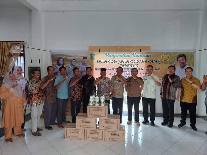 Plt Bupati Palas Salurkan 21.352 Liter POC Bantuan Dari Kementan RI Kepada Petani