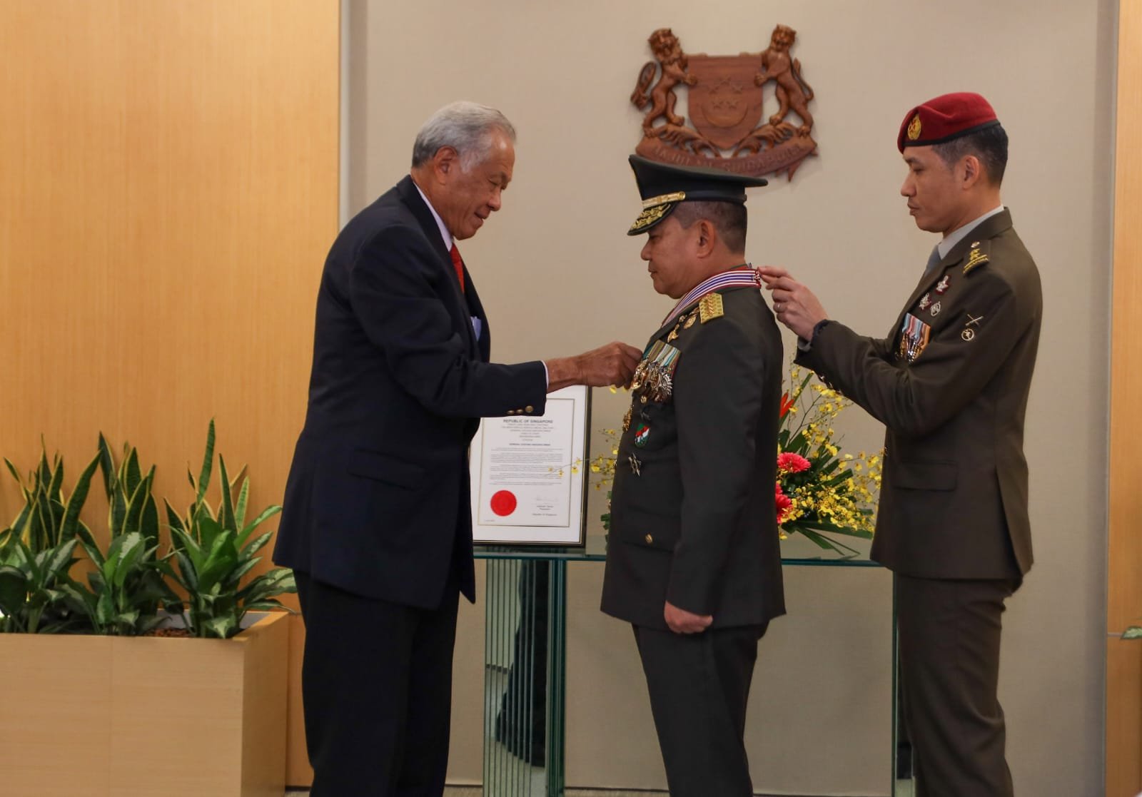 Kasad Terima Penghargaan Medali Militer Kehormatan Singapura