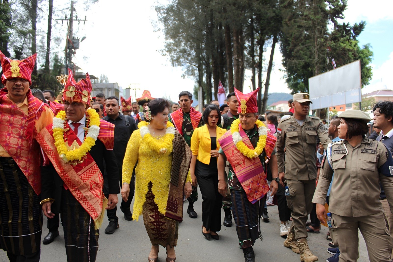 Pangdam I/BB Bersama Forkopimda Sumut Hadiri Festival Bunga dan Buah di Kota Berastagi