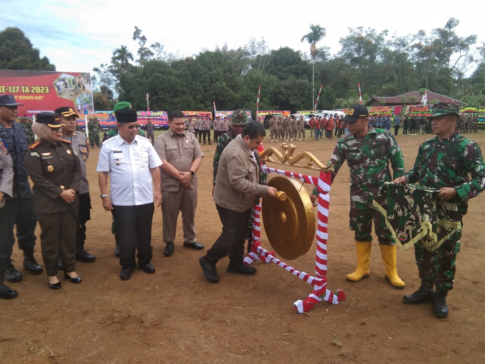 Bupati Taput Buka TMMD ke 117  Kodim 0212/TS, Korem 023/KS