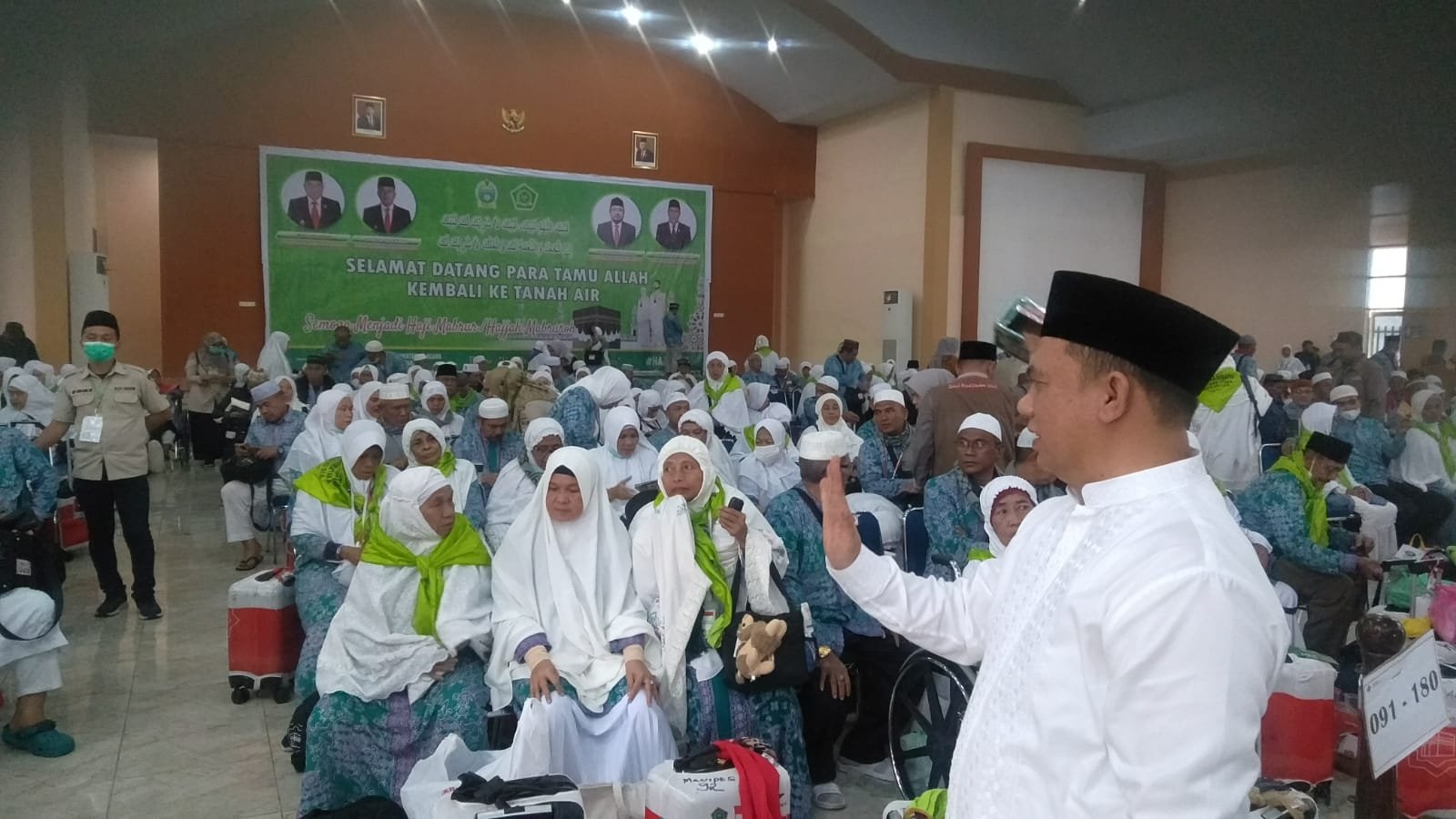 Kakanwil Kemenagsu Beri Penghargaan Bupati Labuhanbatu