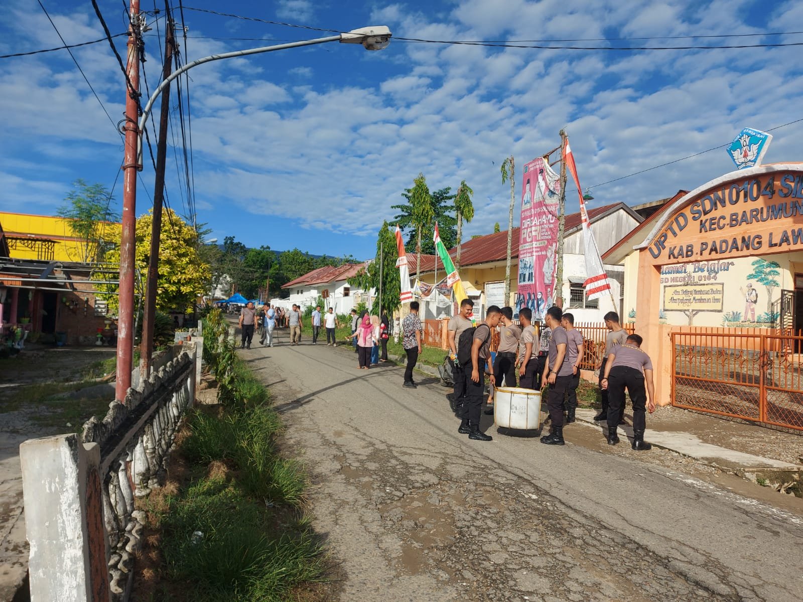 Polri Peduli Lingkungan, Polres Palas Gandeng Warga  Bersih-Bersih Lingkungan
