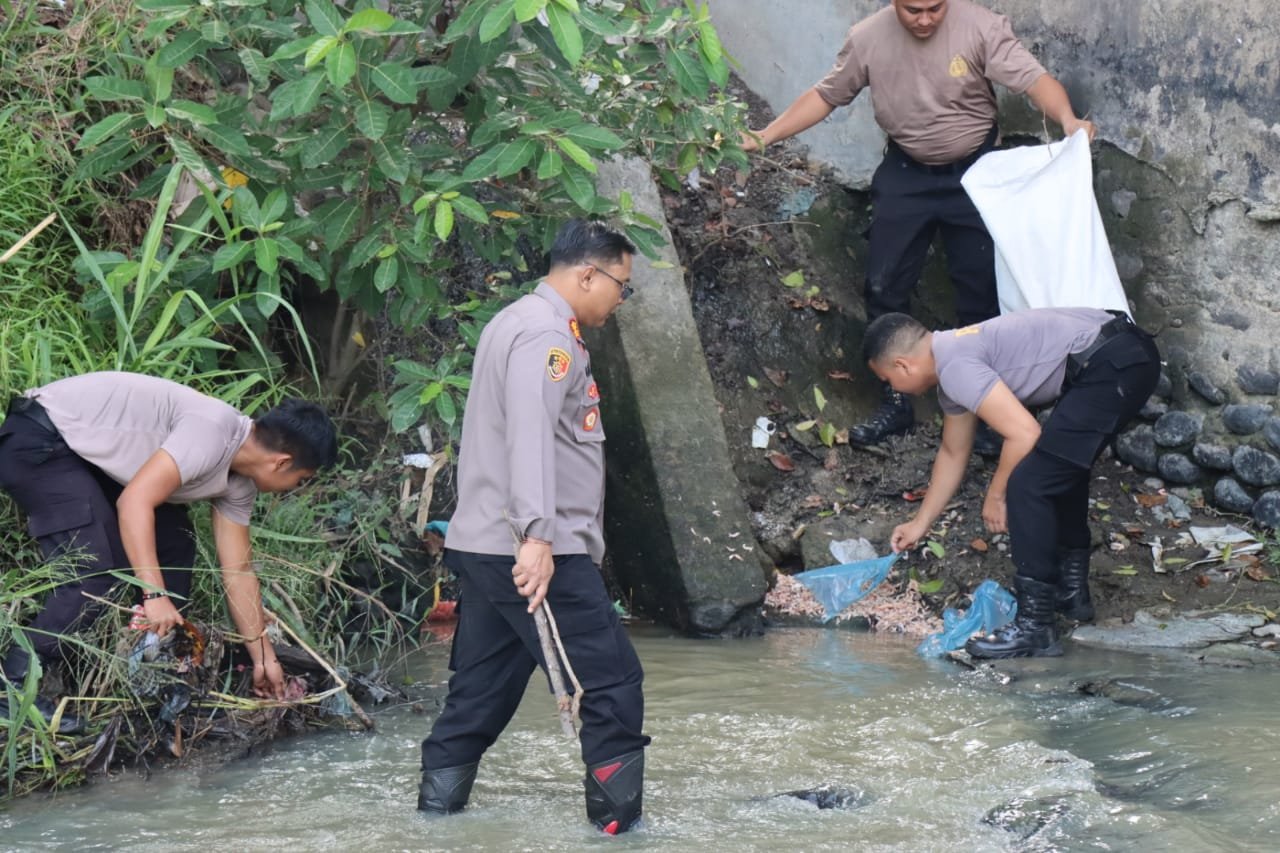 Polresta Deli Serdang Bersihkan Sampah di Sungai Malinda