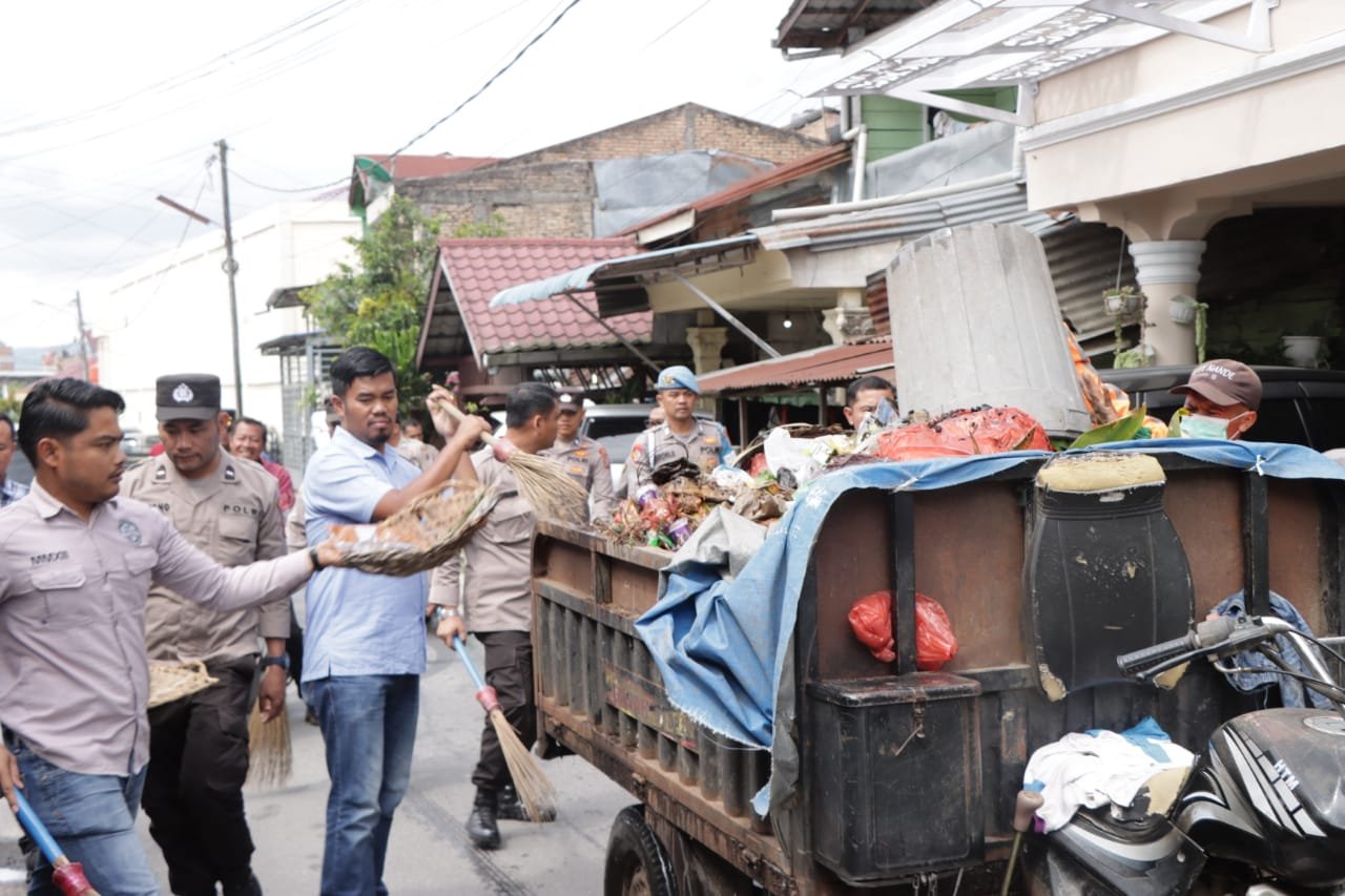 Peduli Lingkungan, Polres Tanah Karo Bersihkan Lingkungan Hingga Timbun Jalan Rusak