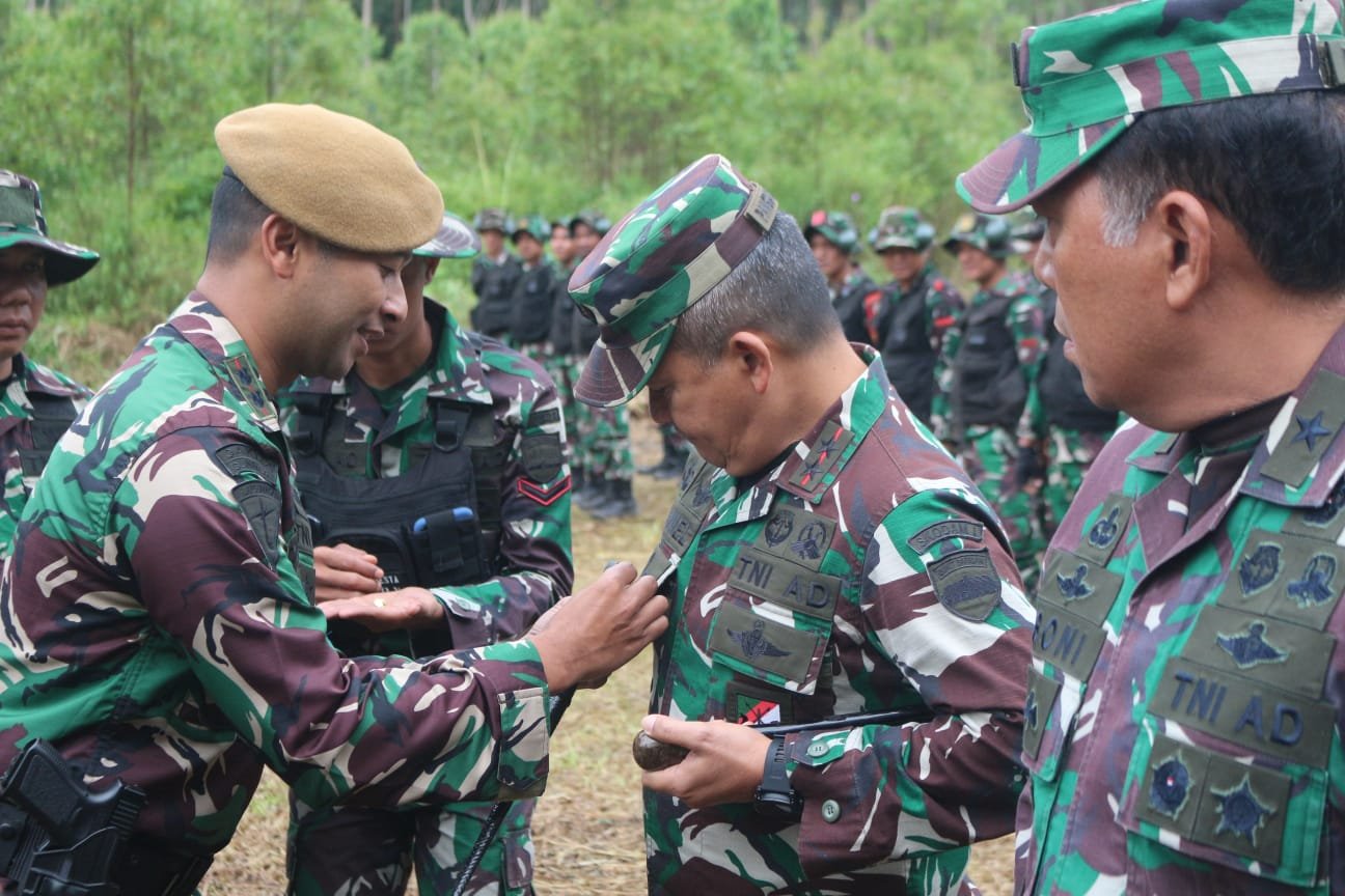 Pangdam I/BB Terima Brevet Kehormatan Penembak Meriam (The Gunner) Armed TNI AD