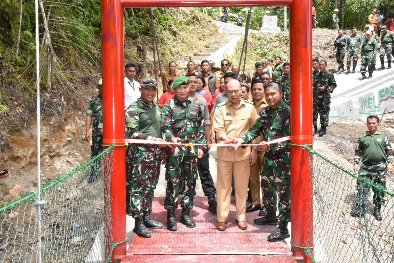 Danrem 023/KS Resmikan Jembatan Gantung, Bukti TNI AD Hadir Untuk Rakyat