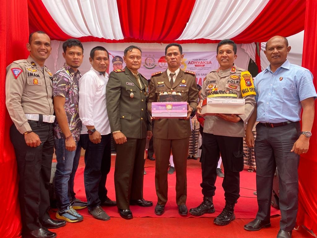 Wakapolres Samosir, Bawa Kue ke Kantor Kejari Sambut Hari Adhyaksa ke 63 Tahun